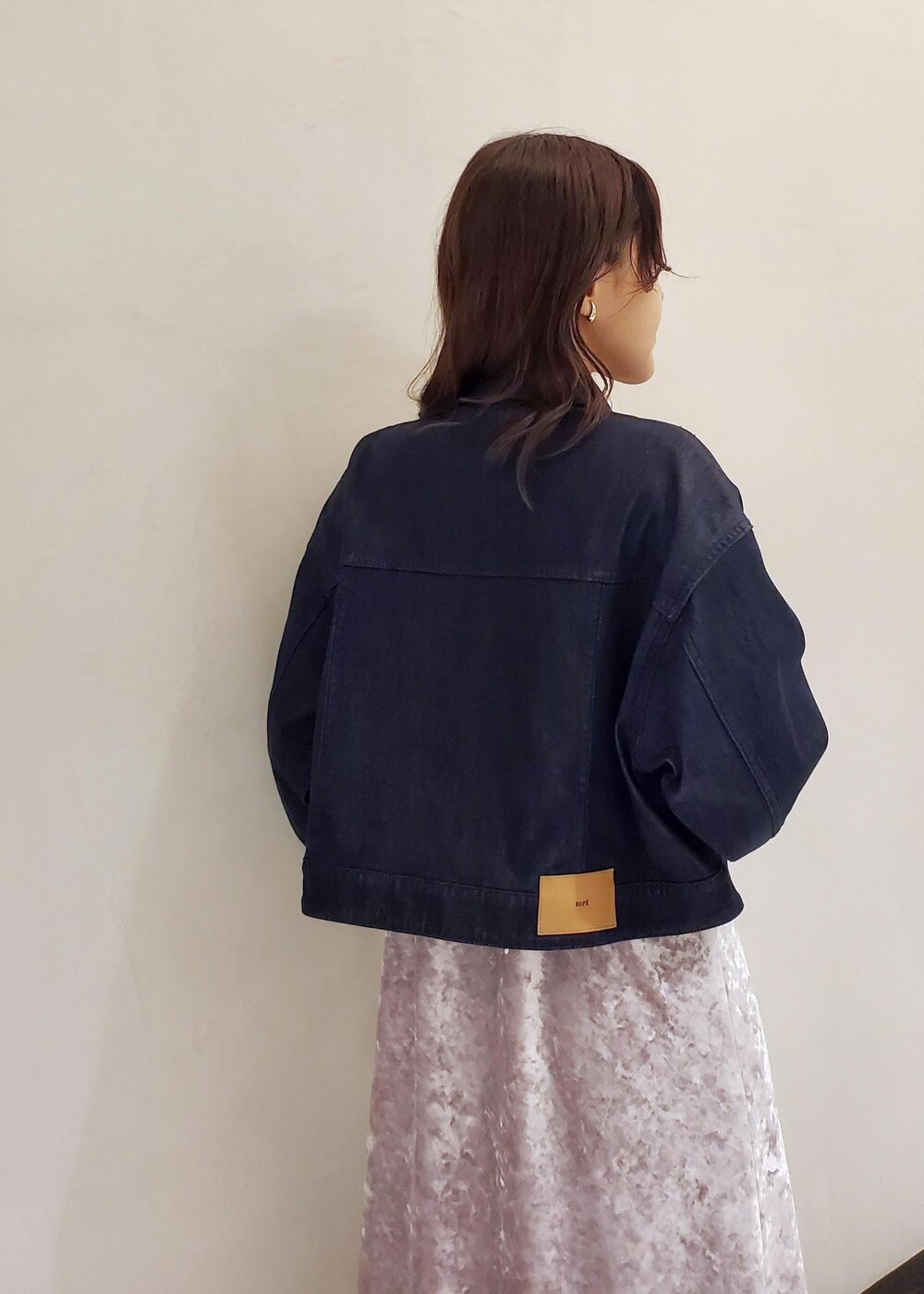 ホワイト系のキャミソール、レッド系のハンドバッグ、ホワイト系のワンピースを着用したレディースの秋コーディネートの5枚目の写真