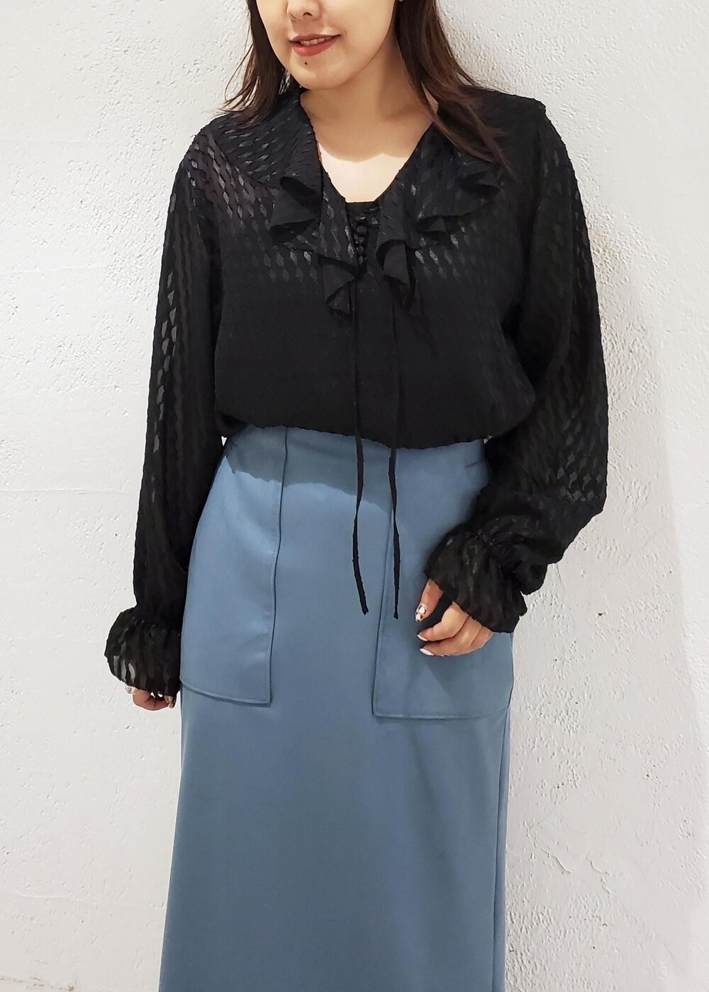 ブラック系のパンプス、ブルー系のスカート、ブラック系のシャツ/ブラウスを着用したレディースの夏コーディネートの5枚目の写真