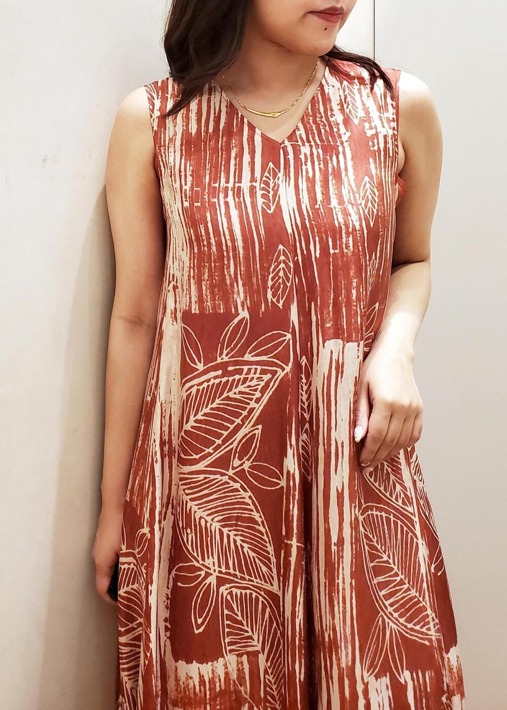 ブラウン系のワンピース、ホワイト系のショルダーバッグ、ゴールド系のネックレスを着用したレディースの夏コーディネートの5枚目の写真