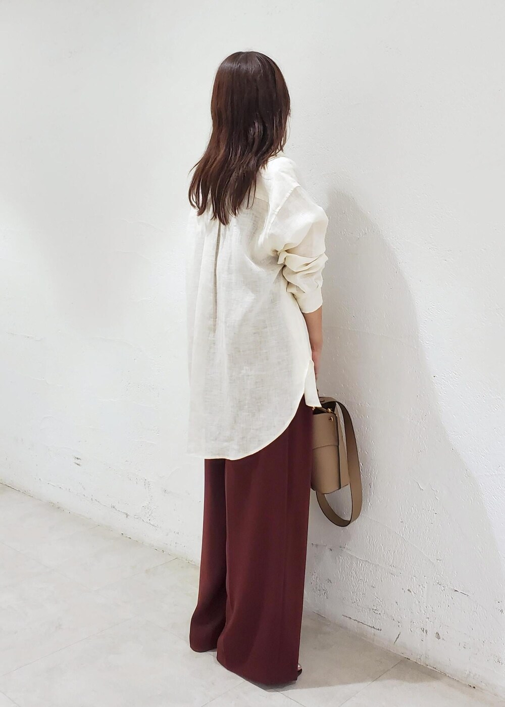 レッド系のその他パンツ、ベージュ系のハンドバッグ、ホワイト系のシャツ/ブラウスを着用したレディースの夏コーディネートの3枚目の写真
