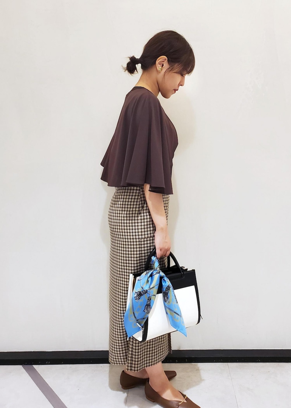 「ブラウンコーデ、スカーフ、イヤリング、タイトスカート、ケープ、フラットシューズ、ロペエポール、エポール、ブラウス、ROPÉ、ÉPOR、W BAG、23AW秋の新作、通勤、大人カジュアル」｜「ROPE'のROPE'アーカイブパターンシルクスカーフ/Sサイズ（バンダナ/スカーフ、ブルー系）」を使った、kayoさん（レディース・153cm）の夏コーディネートの2枚目の写真