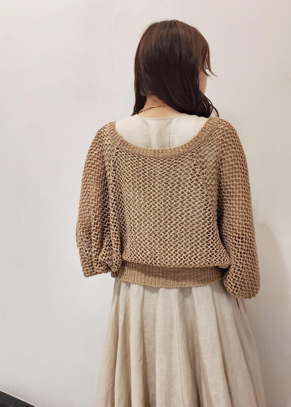 ホワイト系のハンドバッグ、ベージュ系のワンピース、ベージュ系のカーディガン/ボレロを着用したレディースの夏コーディネートの7枚目の写真