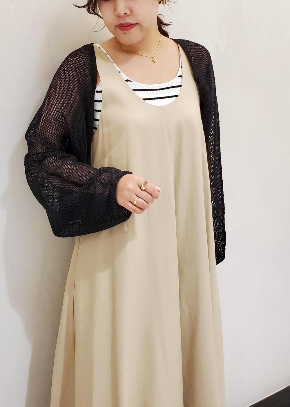 ブラック系のサンダル、ホワイト系のタンクトップ、ブラック系のハンドバッグを着用したレディースの春コーディネートの4枚目の写真