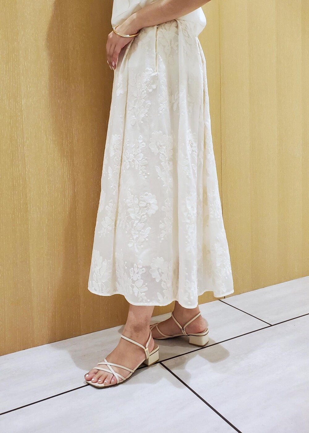 ホワイト系のハンドバッグ、ホワイト系のシャツ/ブラウス、ホワイト系のスカートを着用したレディースの春コーディネートの9枚目の写真