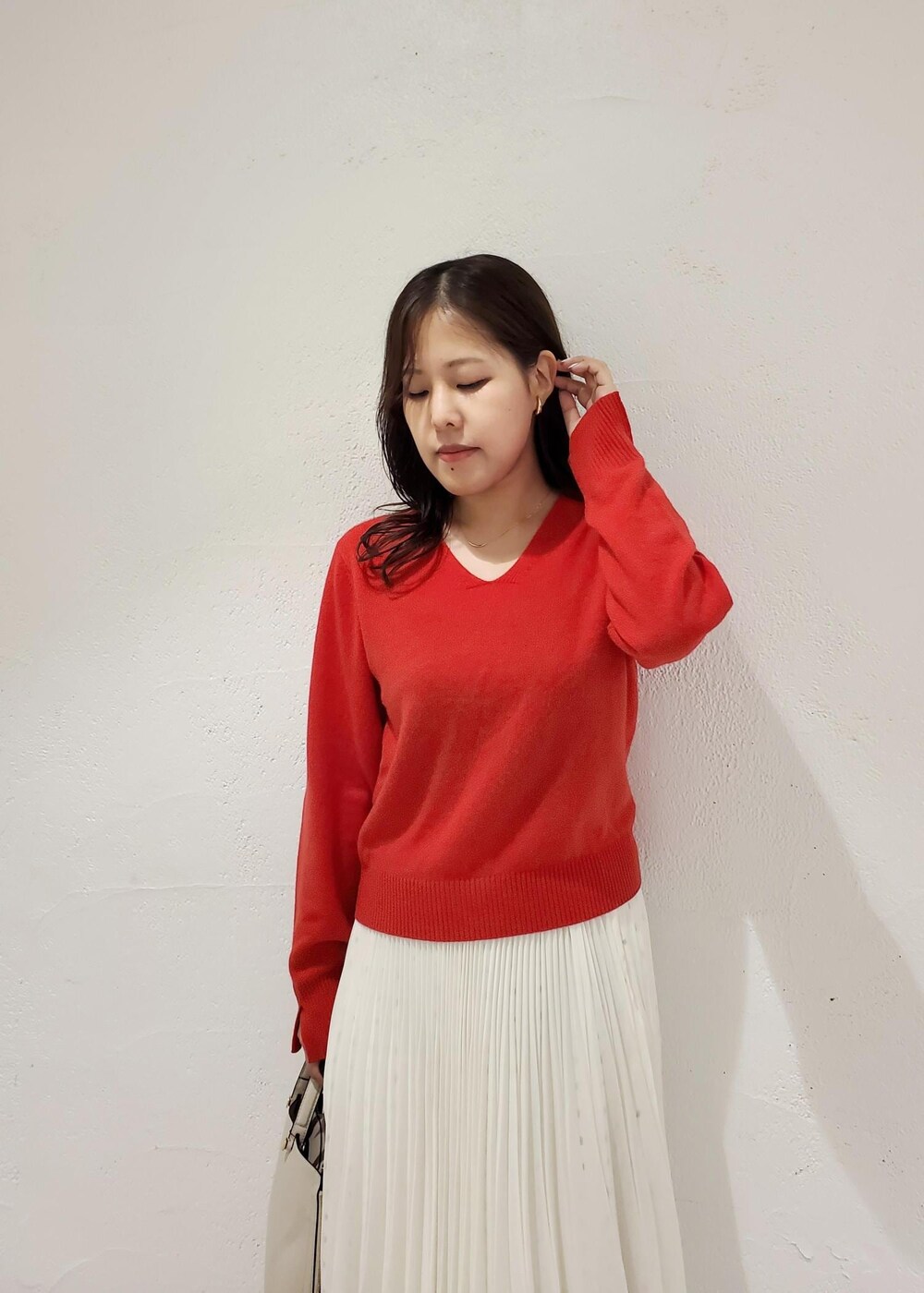 グレー系のハンドバッグ、ブラウン系のブーツ、ブラウン系のブルゾンを着用したレディースの秋コーディネートの7枚目の写真