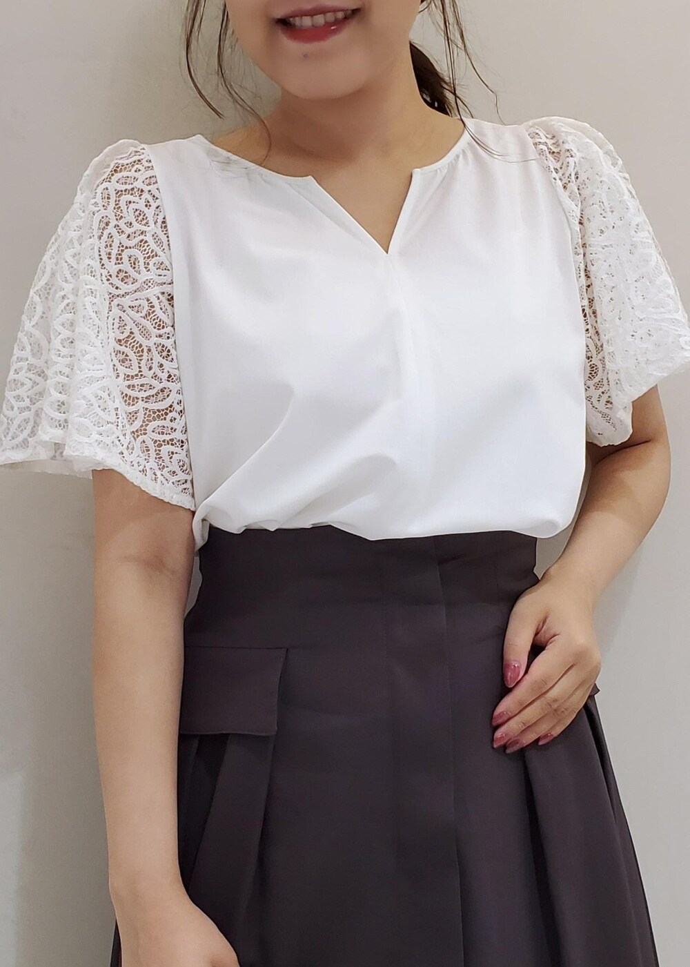 グリーン系のハンドバッグ、ブラック系のサンダル、ブラウン系のスカートを着用したレディースの夏コーディネートの4枚目の写真