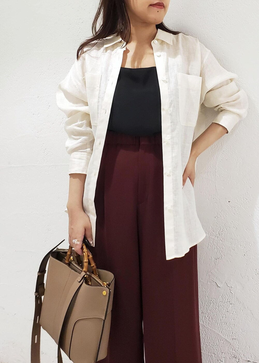 レッド系のその他パンツ、ベージュ系のハンドバッグ、ホワイト系のシャツ/ブラウスを着用したレディースの夏コーディネートの5枚目の写真