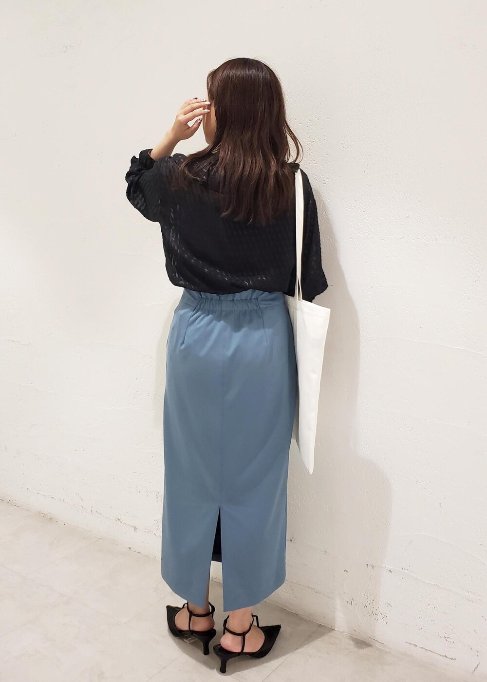 ブラック系のパンプス、ブルー系のスカート、ブラック系のシャツ/ブラウスを着用したレディースの夏コーディネートの3枚目の写真