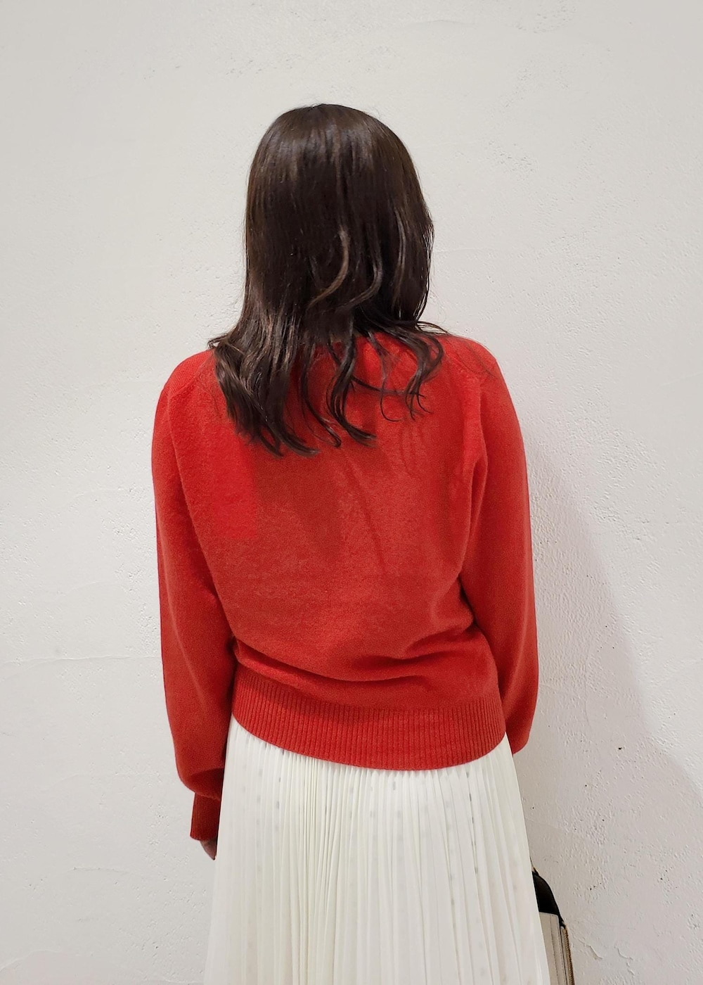 グレー系のハンドバッグ、ブラウン系のブーツ、ブラウン系のブルゾンを着用したレディースの秋コーディネートの8枚目の写真