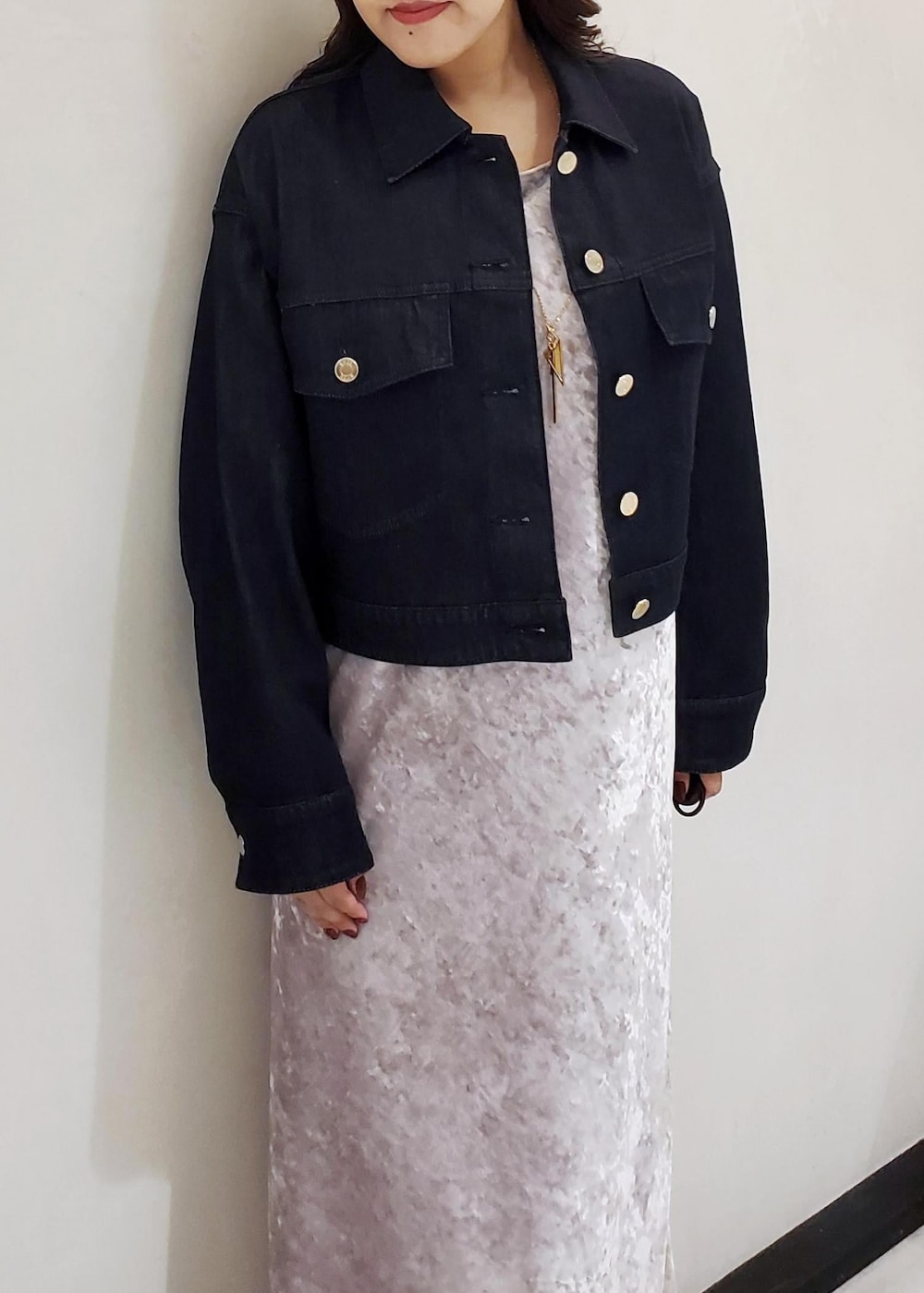 ホワイト系のキャミソール、レッド系のハンドバッグ、ホワイト系のワンピースを着用したレディースの秋コーディネートの4枚目の写真