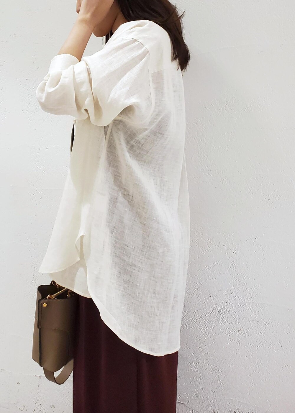 レッド系のその他パンツ、ベージュ系のハンドバッグ、ホワイト系のシャツ/ブラウスを着用したレディースの夏コーディネートの6枚目の写真