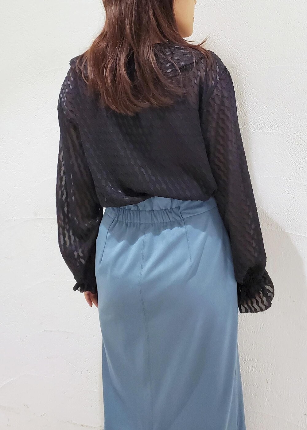 ブラック系のパンプス、ブルー系のスカート、ブラック系のシャツ/ブラウスを着用したレディースの夏コーディネートの7枚目の写真