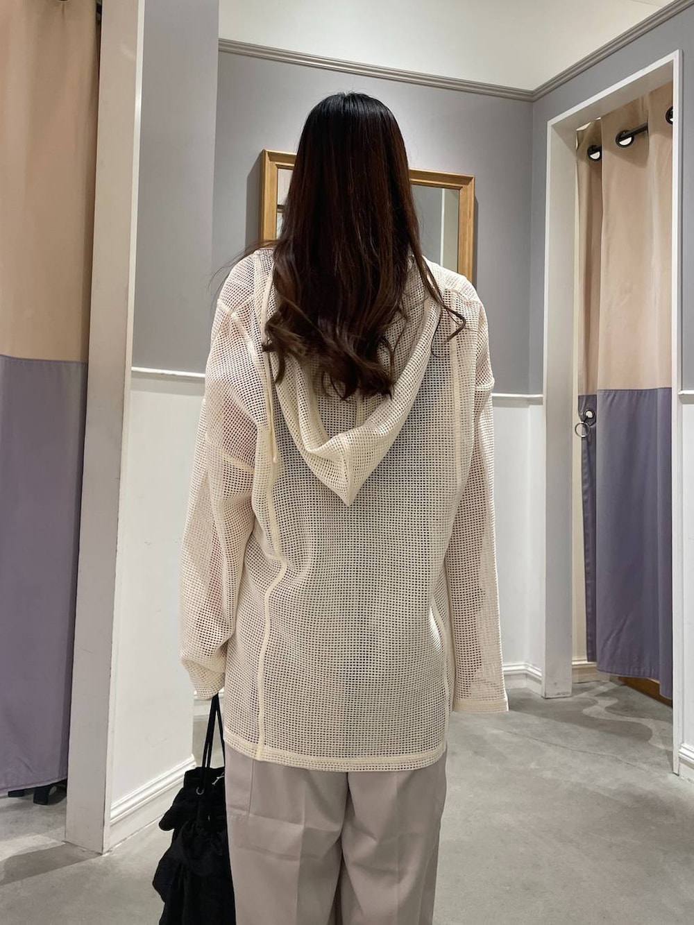 ブラック系のその他シューズ、ホワイト系のその他パンツ、ブラック系のショルダーバッグを着用したレディースの夏コーディネートの3枚目の写真