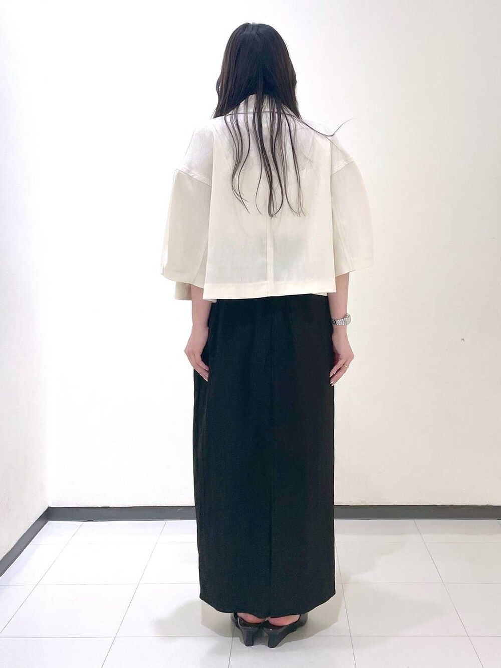 「コンサバ、高見え、ベーシック/シンプル、スカート、アウター、ジャケット、サンダル」｜「A part byのウェッジヒールミュ－ル（サンダル、ブラック系）」を使った、あいさん（レディース・156cm）の春コーディネートの3枚目の写真