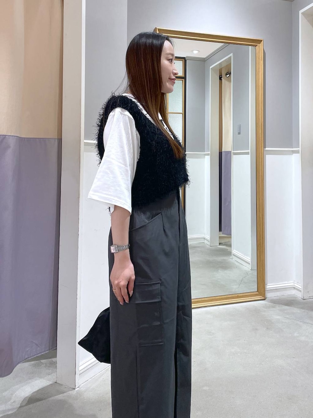 ホワイト系のTシャツ/カットソー、ブラック系のショルダーバッグ、グレー系のスカートを着用したレディースの秋コーディネートの3枚目の写真