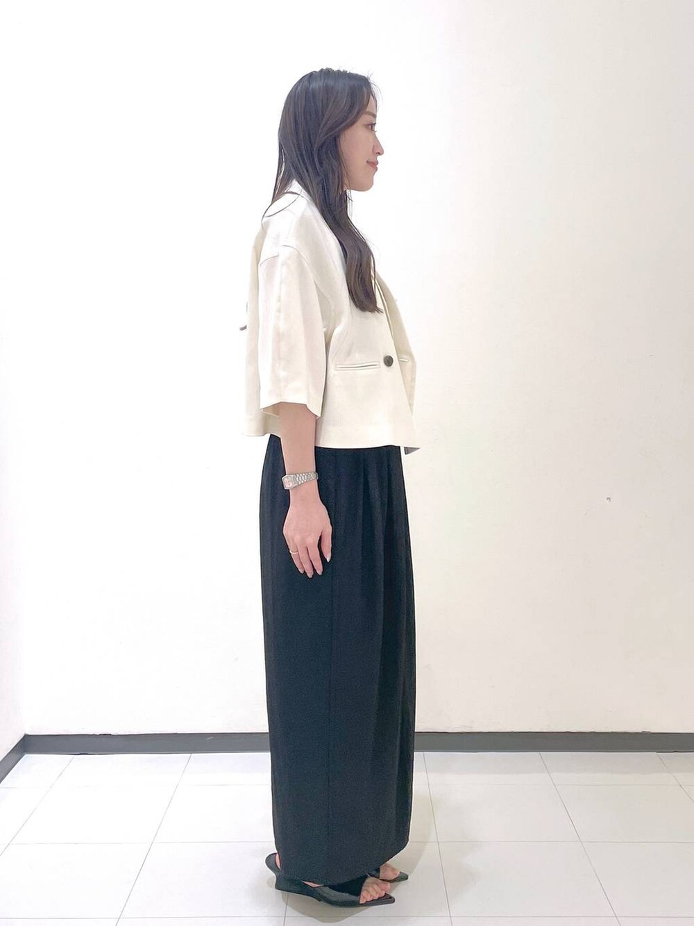 「コンサバ、高見え、ベーシック/シンプル、スカート、アウター、ジャケット、サンダル」｜「A part byのウェッジヒールミュ－ル（サンダル、ブラック系）」を使った、あいさん（レディース・156cm）の春コーディネートの2枚目の写真