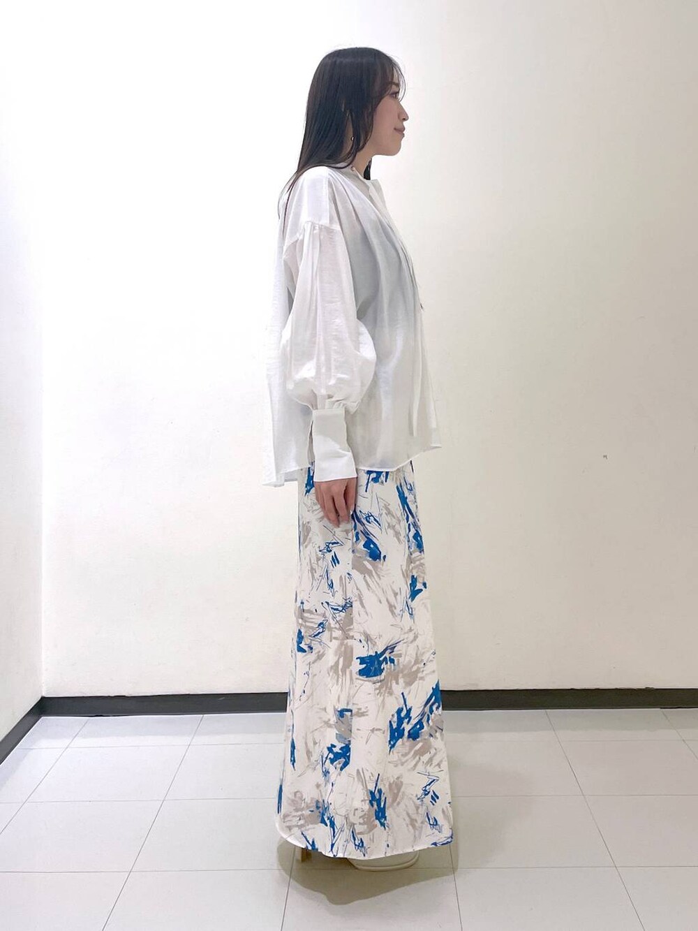 ホワイト系のシャツ/ブラウス、ブラック系のキャミソール、ホワイト系のサンダルを着用したレディースの春コーディネートの2枚目の写真