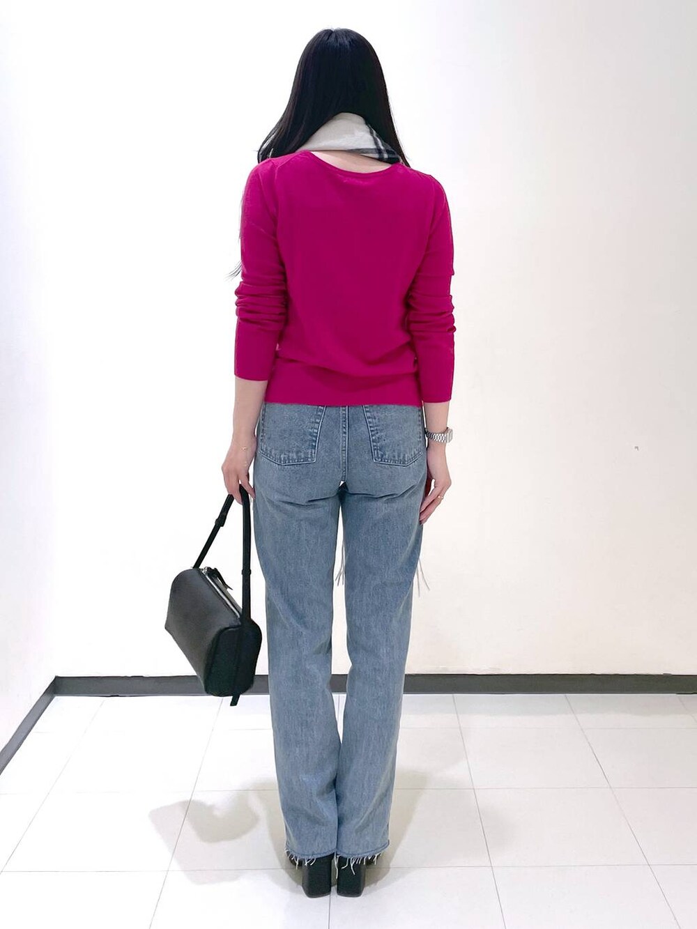 「コンサバ、高見え、ベーシック/シンプル、デニムパンツ、ニット、ストール、バッグ」｜「A part byのカシミヤウールチェックストール（ストール/ショール、グレー系）」を使った、あいさん（レディース・156cm）の冬コーディネートの3枚目の写真