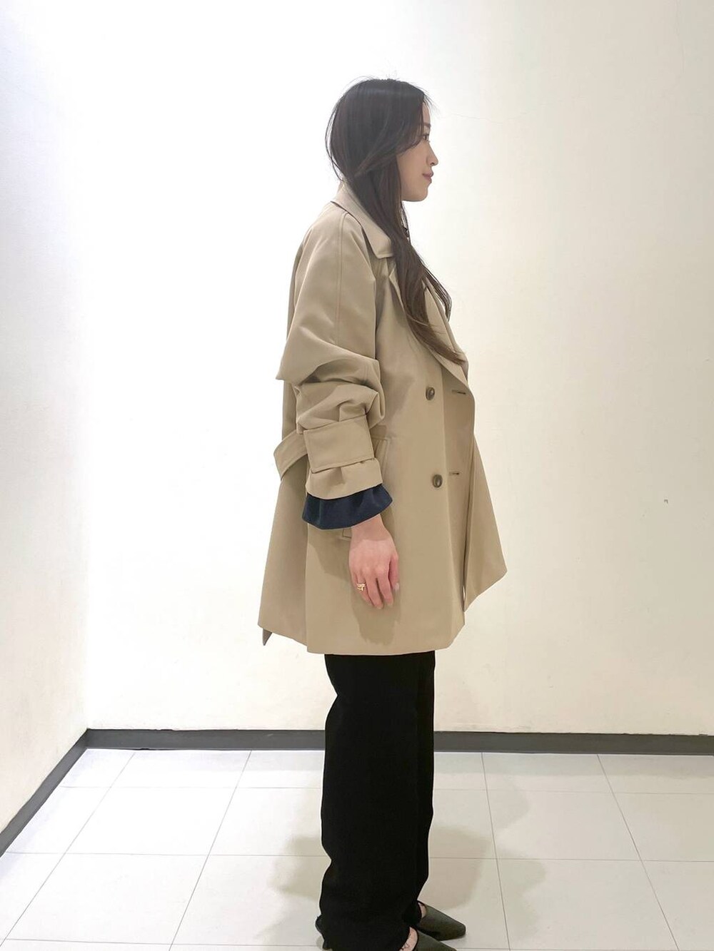 「コンサバ、高見え、ベーシック/シンプル、トレンチコート、デニムパンツ、バッグ」｜「A part byのApb ストレートデニムパンツ（デニムパンツ、ブラック系）」を使った、あいさん（レディース・156cm）の春コーディネートの2枚目の写真
