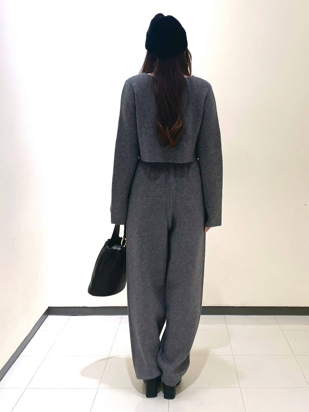 グレー系のその他パンツ、グレー系のカーディガン/ボレロ、ブラック系のショルダーバッグを着用したレディースの秋コーディネートの3枚目の写真