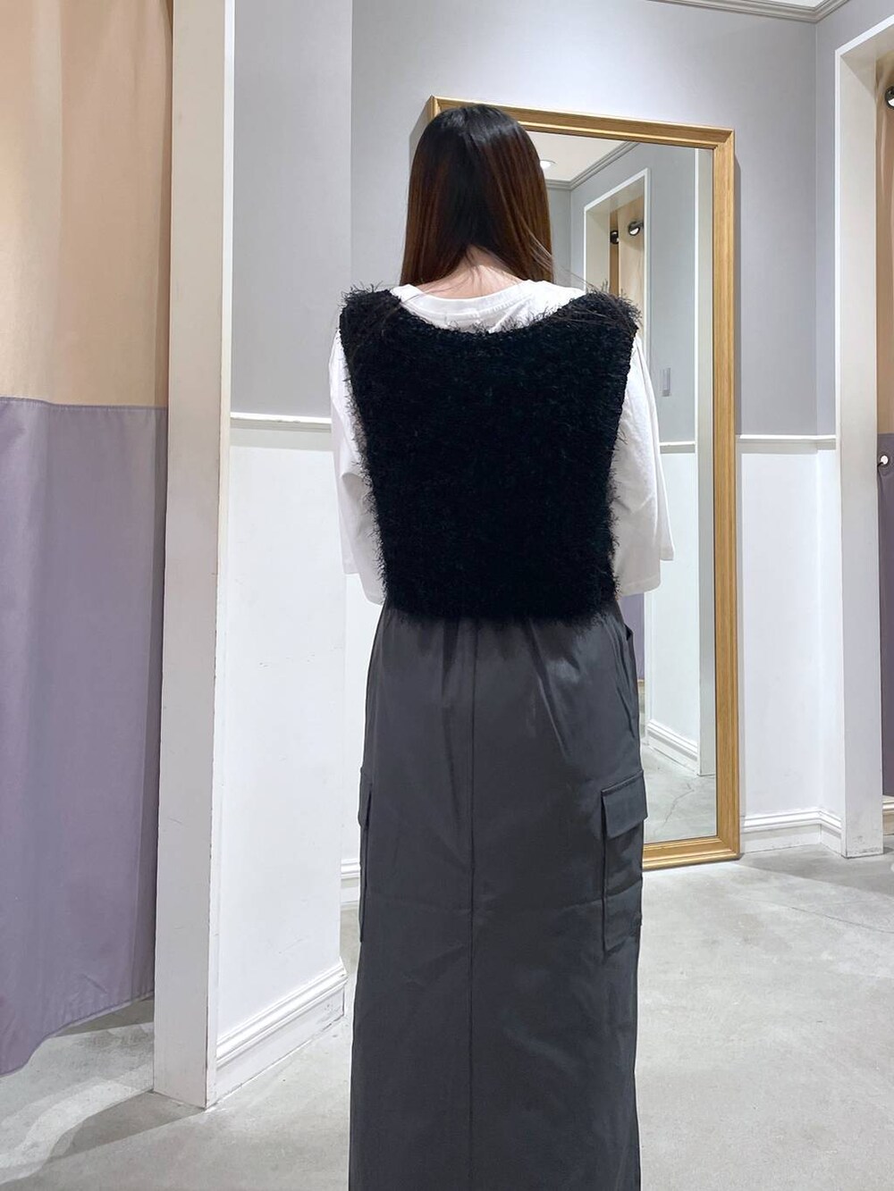 ホワイト系のTシャツ/カットソー、ブラック系のショルダーバッグ、グレー系のスカートを着用したレディースの秋コーディネートの5枚目の写真