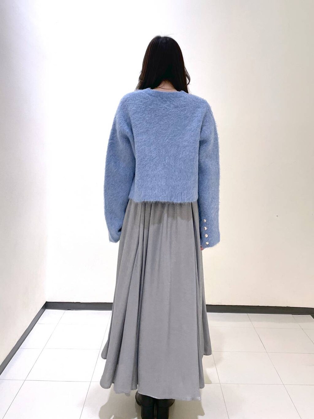 ブルー系のカーディガン/ボレロ、グレー系のスカートを着用したレディースの冬コーディネートの3枚目の写真