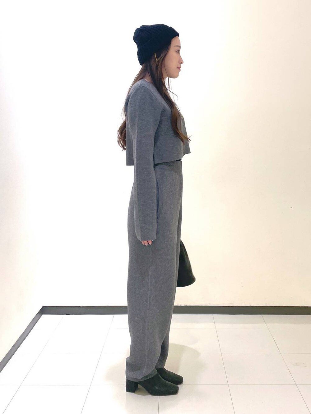 グレー系のその他パンツ、グレー系のカーディガン/ボレロ、ブラック系のショルダーバッグを着用したレディースの秋コーディネートの2枚目の写真