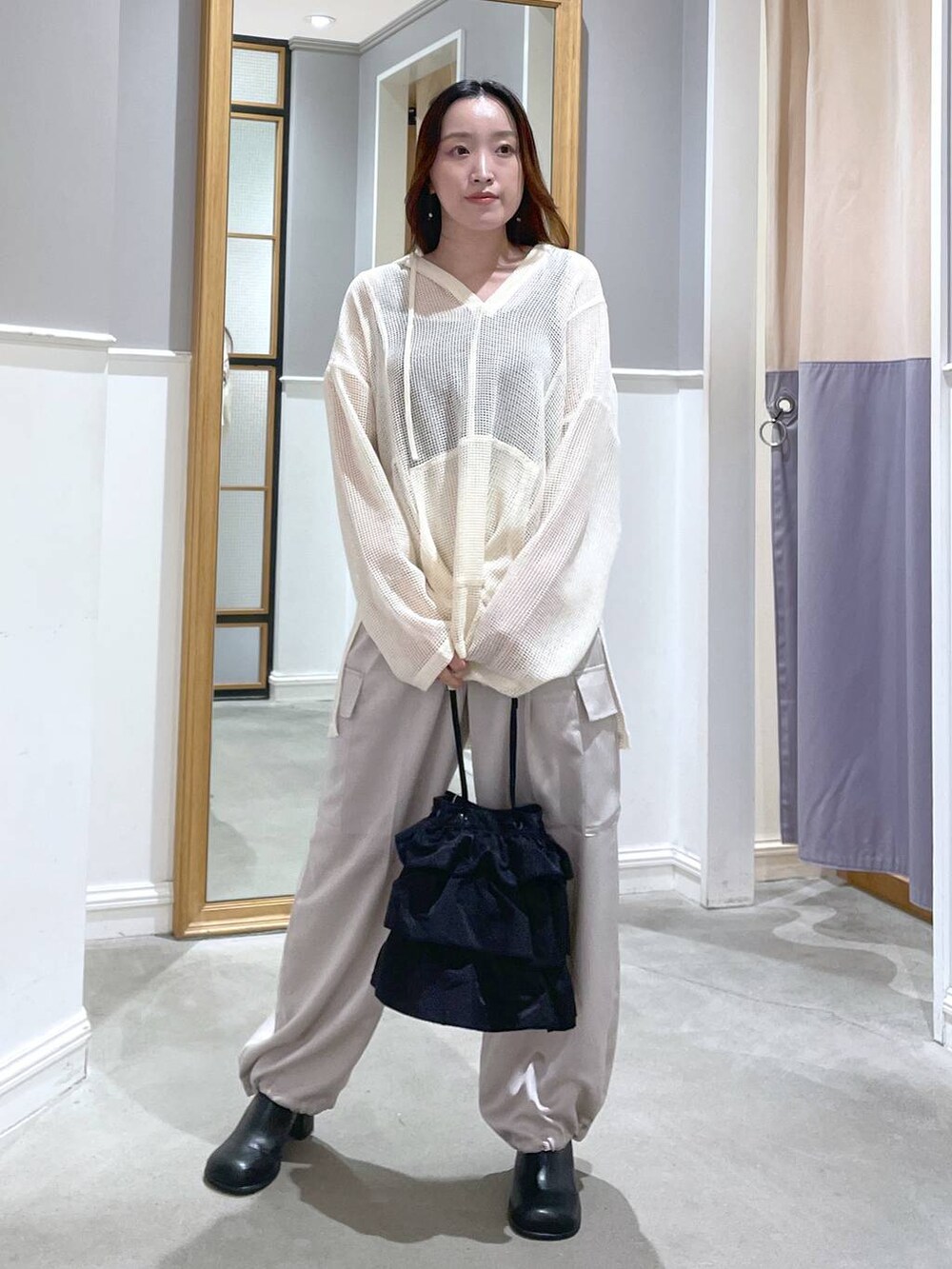 ブラック系のその他シューズ、ホワイト系のその他パンツ、ブラック系のショルダーバッグを着用したレディースの夏コーディネートの4枚目の写真