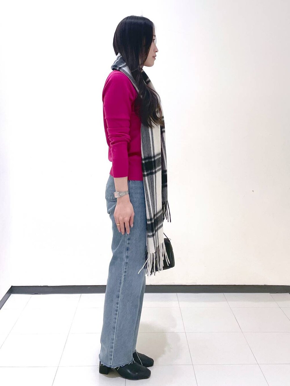 「コンサバ、高見え、ベーシック/シンプル、デニムパンツ、ニット、ストール、バッグ」｜「A part byのカシミヤウールチェックストール（ストール/ショール、グレー系）」を使った、あいさん（レディース・156cm）の冬コーディネートの2枚目の写真