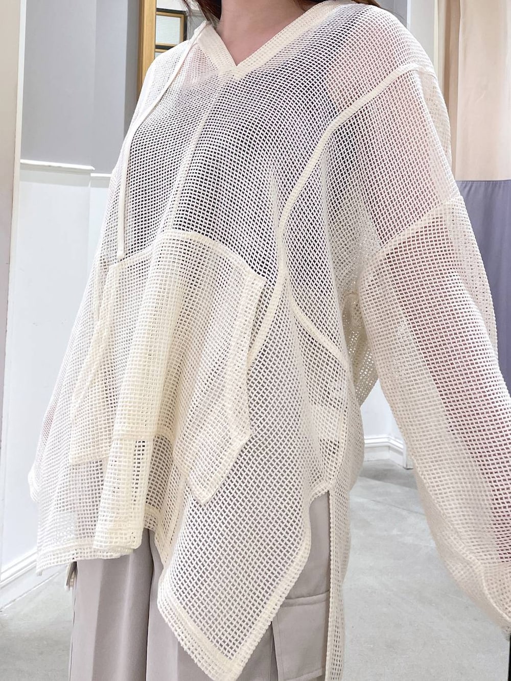 ブラック系のその他シューズ、ホワイト系のその他パンツ、ブラック系のショルダーバッグを着用したレディースの夏コーディネートの5枚目の写真