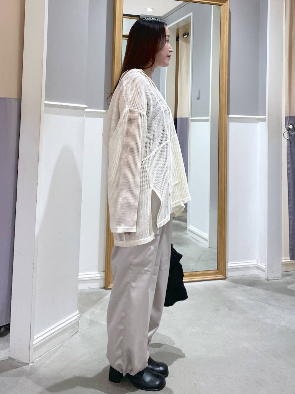 ブラック系のその他シューズ、ホワイト系のその他パンツ、ブラック系のショルダーバッグを着用したレディースの夏コーディネートの2枚目の写真