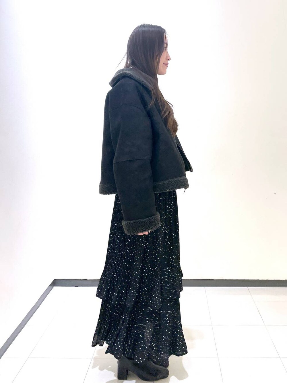 グレー系のスカート、グレー系のブルゾンを着用したレディースの冬コーディネートの2枚目の写真