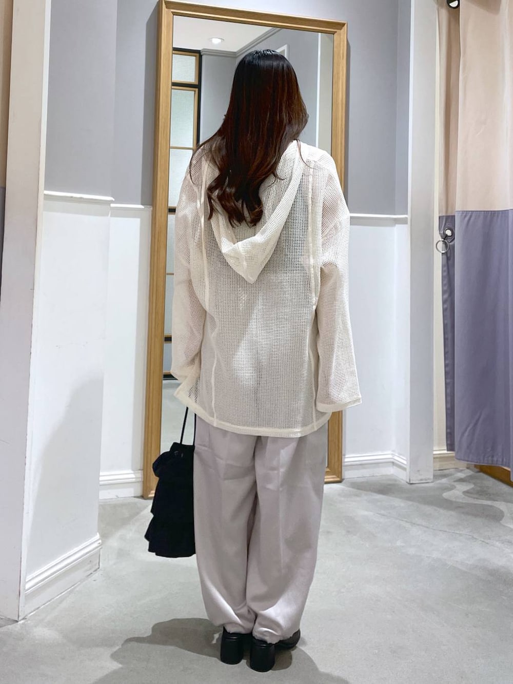 ブラック系のその他シューズ、ホワイト系のその他パンツ、ブラック系のショルダーバッグを着用したレディースの夏コーディネートの6枚目の写真