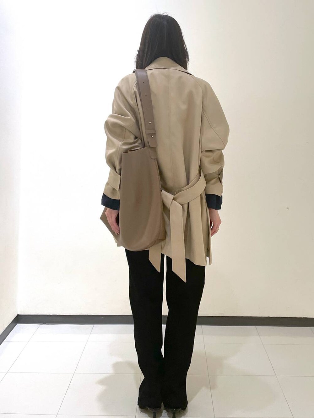 「コンサバ、高見え、ベーシック/シンプル、トレンチコート、デニムパンツ、バッグ」｜「A part byのApb ストレートデニムパンツ（デニムパンツ、ブラック系）」を使った、あいさん（レディース・156cm）の春コーディネートの3枚目の写真