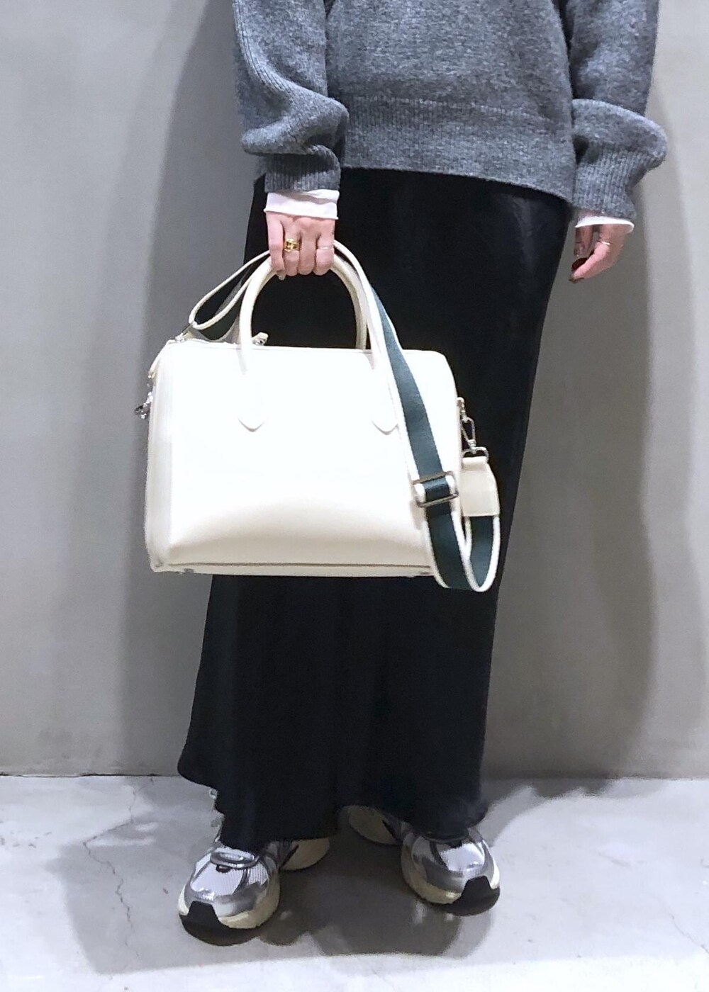 「ナイキ、初春コーデ、冬コーデ、デートコーデ、大人カジュアル、シンプルコーデ、きれいめコーデ、ADAM ET ROPÉ、ウェーブ、イエベ春、敏感、トップス、ニット/セーター、スカート、バッグ」｜「ADAM ET ROPE'のポロシャツニットプルオーバー（ニット/セーター、グレー系）」を使った、SHOKOさん（レディース・159cm）の冬コーディネートの5枚目の写真