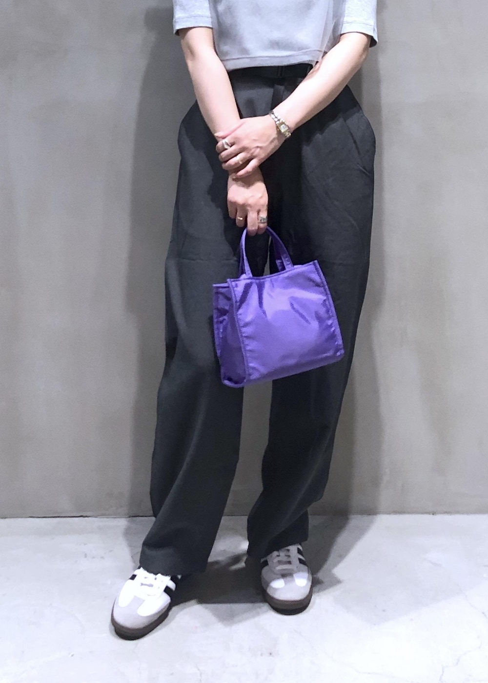 「チュール、adidas、アディダス、SAMBA、サンバ、グラミチ、GRAMiCCi、別注、グレー、Tシャツ、クルーネック、五分袖、初夏コーデ、夏コーデ、初秋コーデ」｜「Gramicciの【再入荷】【GRAMICCI for ADAM ET ROPE】別注2WAY STRETCH  PANTS（その他パンツ、グレー系）」を使った、SHOKOさん（レディース・159cm）の夏コーディネートの5枚目の写真
