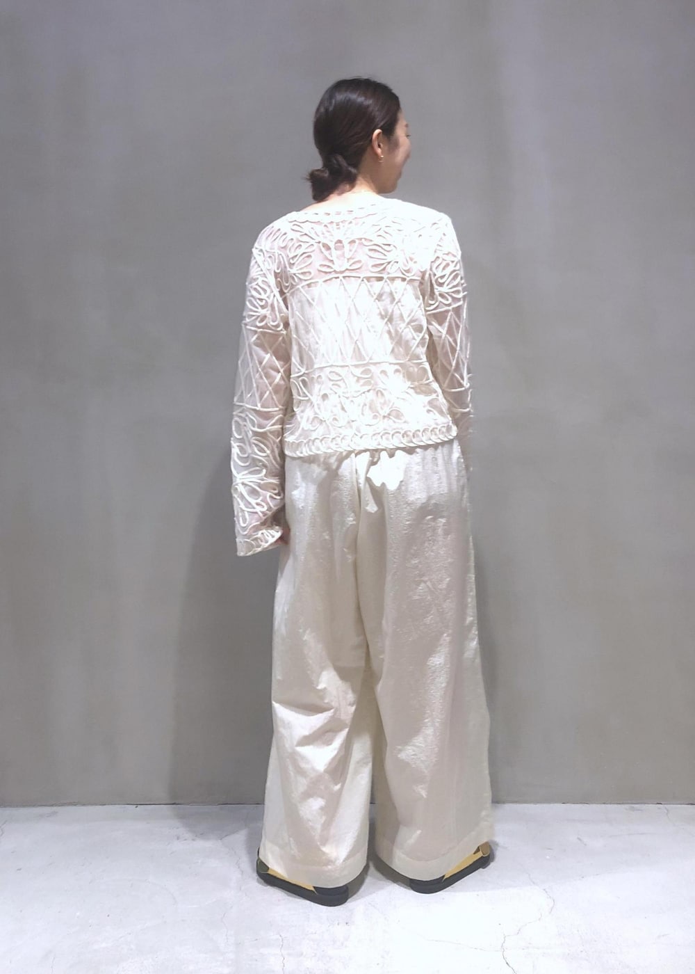 「GANNI、ガニー、オフホワイト、サンダル、チュール、ブラック、ホワイト、ADAM ET ROPÉ、FEMME、骨格ウェーブ、イエベ、きれいめカジュアル、大人カジュアル、フェミニン、夏」｜「GANNIの【GANNI】BUTTERFLY SMALL POUCH SATIN（ハンドバッグ、ブラック系）」を使った、SHOKOさん（レディース・159cm）の夏コーディネートの2枚目の写真