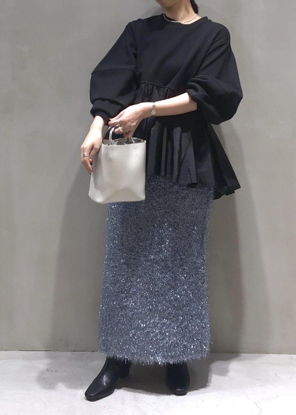 「スカート、ブーツ、ロングブーツ、ニットスカート、ラメ、ハンドバッグ、ADAM ET ROPÉ、FEMME、骨格ウェーブ、イエベ、大人カジュアル、フェミニン、パーティー、セットアップ対応、秋」｜「ADAM ET ROPE'のダブルポケット2wayバッグ（ショルダーバッグ、ホワイト系）」を使った、SHOKOさん（レディース・159cm）の秋コーディネートの4枚目の写真