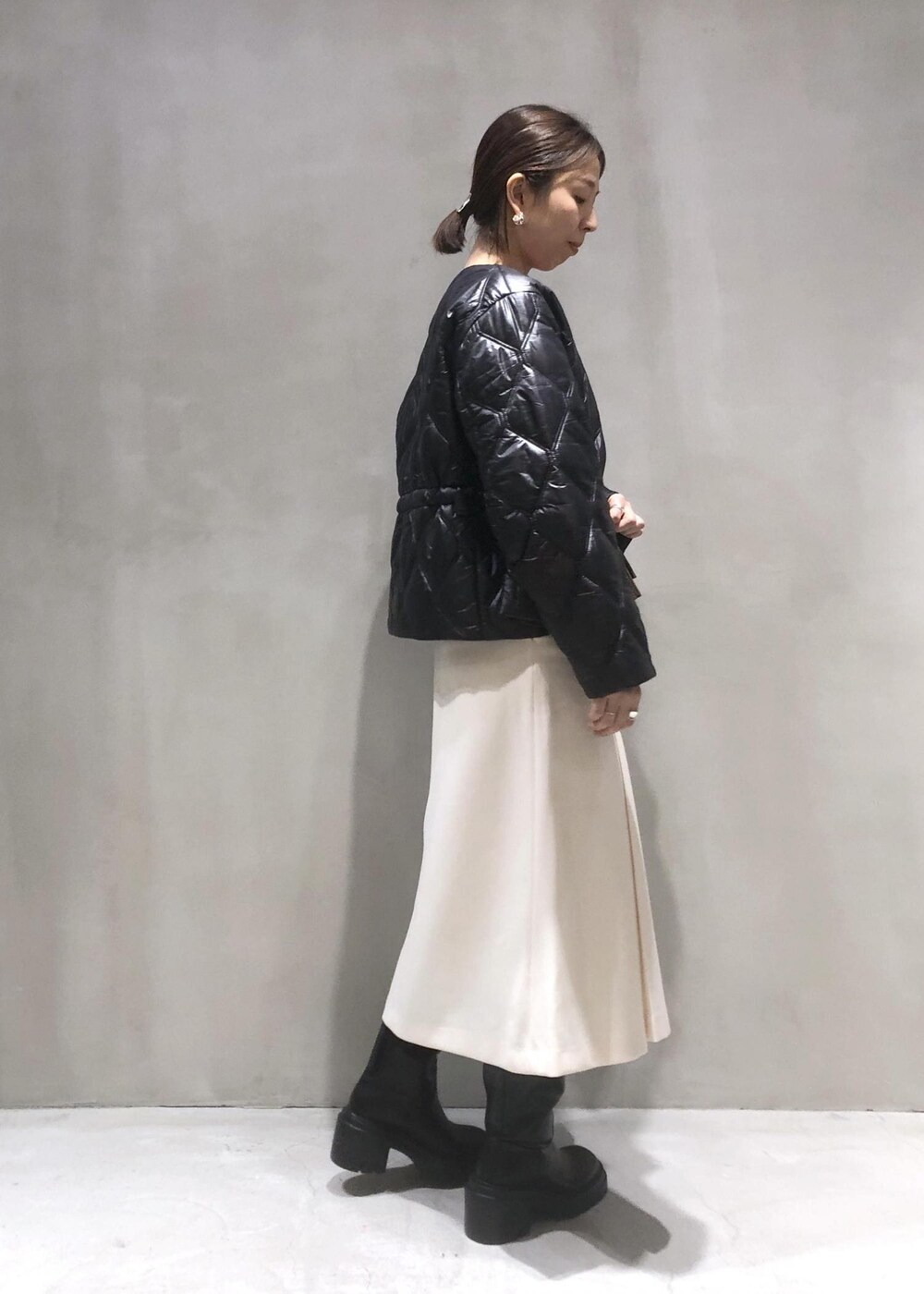 「ロングブーツ、スカート、GANNI、ガニー、SAINT JAMES、セントジェームス、ブラック、長袖、ノーカラー、ADAM ET ROPÉ、FEMME、骨格ウェーブ、イエベ、きれいめカジュアル、大人カジュアル」｜「ADAM ET ROPE'のチェーンアクセサリーミニバッグ（ショルダーバッグ、その他）」を使った、SHOKOさん（レディース・159cm）の秋コーディネートの3枚目の写真