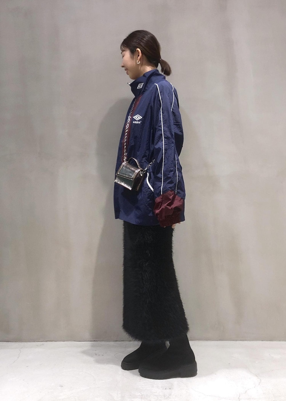 「umbro、アンブロ、トラックジャケット、ADAM ET ROPÉ、FEMME、骨格ウェーブ、イエベ、大人カジュアル、モード、スポーティー、秋、秋コーデ、23AW秋の新作、バイカラー、体型カバー」｜「UMBROの【umbro for ADAM ET ROPE'】TRACK JK（ナイロンジャケット、ブルー系）」を使った、SHOKOさん（レディース・159cm）の秋コーディネートの3枚目の写真
