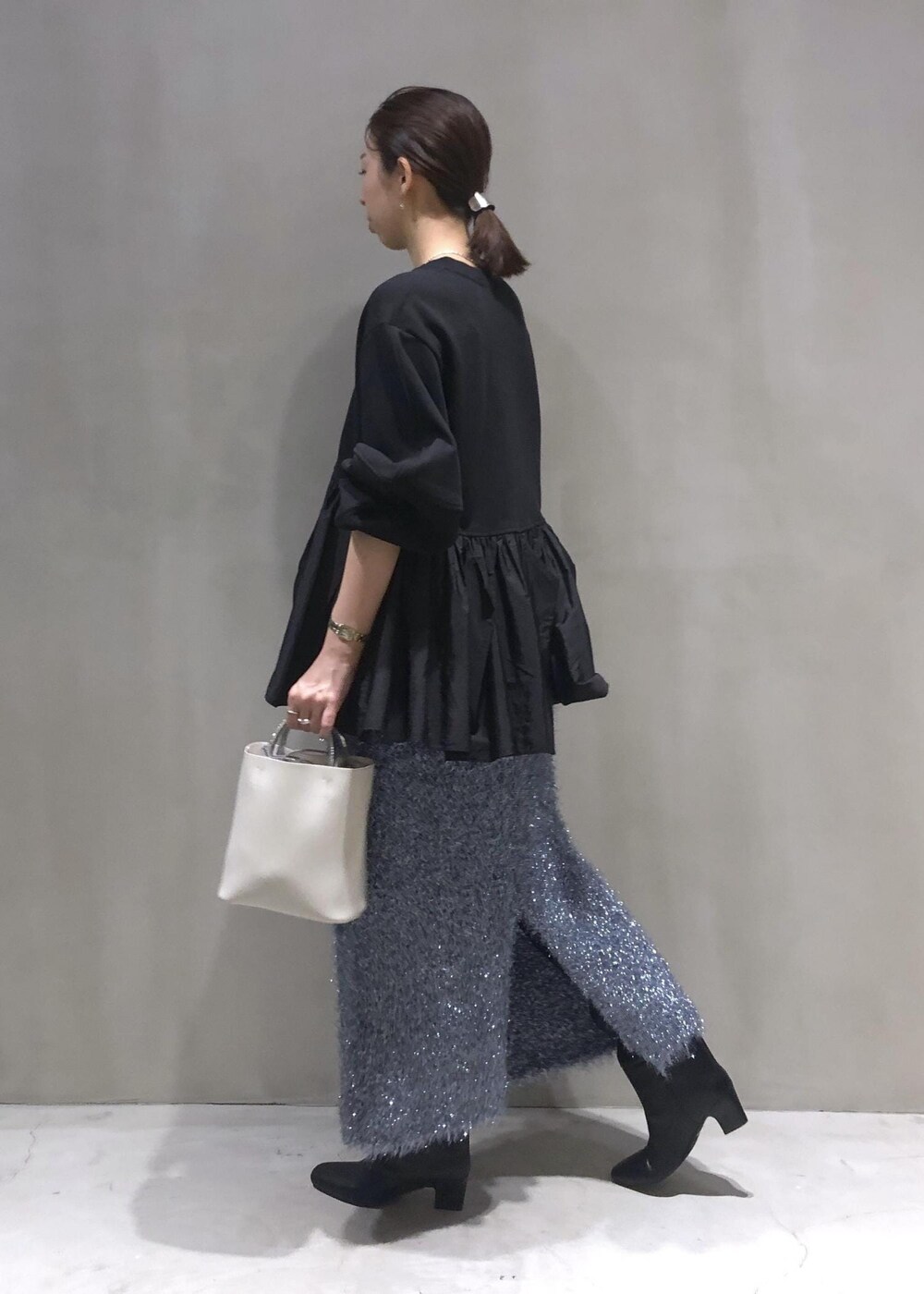 「スカート、ブーツ、ロングブーツ、ニットスカート、ラメ、ハンドバッグ、ADAM ET ROPÉ、FEMME、骨格ウェーブ、イエベ、大人カジュアル、フェミニン、パーティー、セットアップ対応、秋」｜「ADAM ET ROPE'のダブルポケット2wayバッグ（ショルダーバッグ、ホワイト系）」を使った、SHOKOさん（レディース・159cm）の秋コーディネートの3枚目の写真
