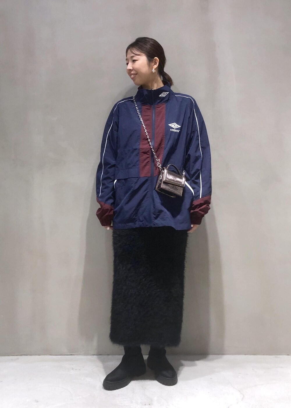 「umbro、アンブロ、トラックジャケット、ADAM ET ROPÉ、FEMME、骨格ウェーブ、イエベ、大人カジュアル、モード、スポーティー、秋、秋コーデ、23AW秋の新作、バイカラー、体型カバー」｜「UMBROの【umbro for ADAM ET ROPE'】TRACK JK（ナイロンジャケット、ブルー系）」を使った、SHOKOさん（レディース・159cm）の秋コーディネートの4枚目の写真