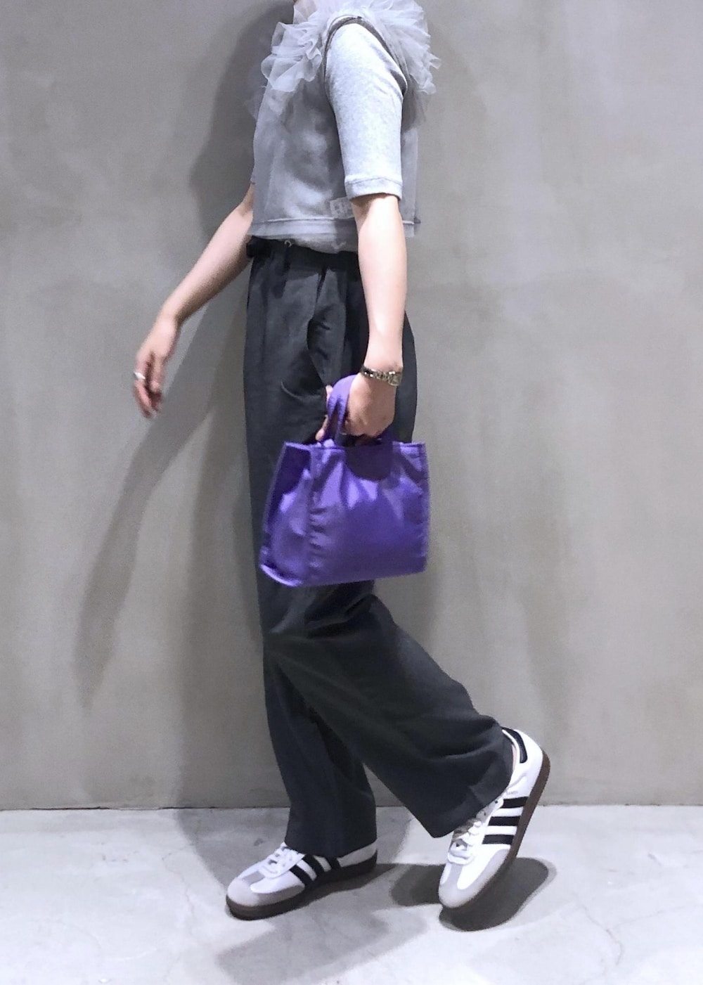 「チュール、adidas、アディダス、SAMBA、サンバ、グラミチ、GRAMiCCi、別注、グレー、Tシャツ、クルーネック、五分袖、初夏コーデ、夏コーデ、初秋コーデ」｜「Gramicciの【再入荷】【GRAMICCI for ADAM ET ROPE】別注2WAY STRETCH  PANTS（その他パンツ、グレー系）」を使った、SHOKOさん（レディース・159cm）の夏コーディネートの4枚目の写真