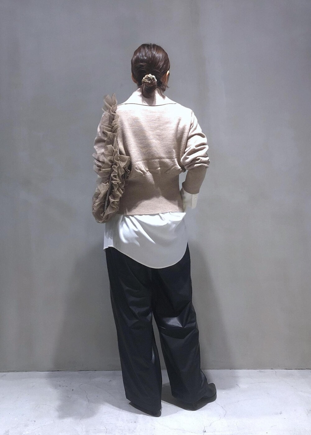 「ADAM ET ROPÉ、ウェーブ、イエベ春、敏感、トップス、シャツ/ブラウス、カーディガン、パンツ、スラックス、バッグ、ショルダーバッグ、GAH24060、GAK24050、GAS24050、GAX24300」｜「ADAM ET ROPE'の【洗える】ウールギャバ2タックワイドスラックス（スラックス、ブラック系）」を使った、SHOKOさん（レディース・159cm）の冬コーディネートの4枚目の写真