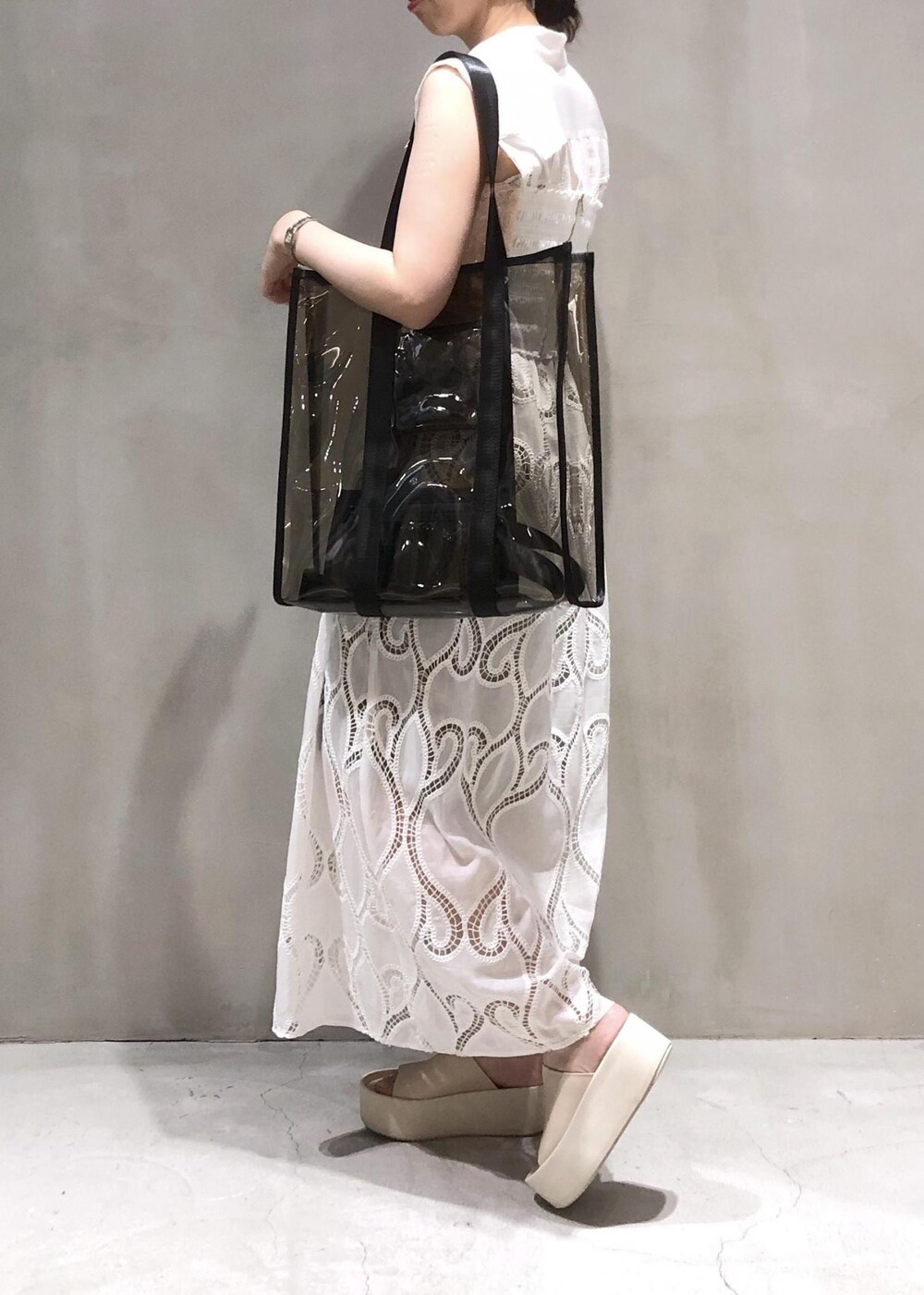 「PALOMA BARCELO、パロマバルセロ、BLOSSOM、ブロッサム、別注、24SS夏の新作、ADAM ET ROPÉ、FEMME、骨格ウェーブ、イエベ、きれいめカジュアル、大人カジュアル、フェミニン、夏、夏コーデ」｜「blossomの【BLOSSOM for ADAM ET ROPE'】別注スパンコールビスチェ（チューブトップ、ピンク系）」を使った、SHOKOさん（レディース・159cm）の夏コーディネートの4枚目の写真
