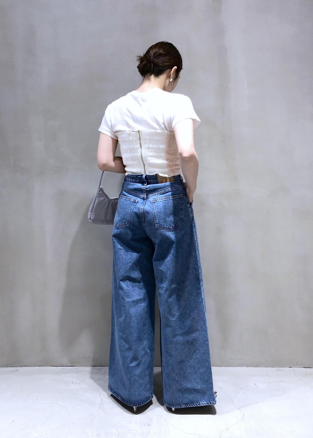 「kokyo、コキヨ、BLOSSOM、ブロッサム、miller、ミラー、24SS春の新作、24SS夏の新作、スパンコール、別注、ビスチェ、パンツ、ADAM ET ROPÉ、FEMME、骨格ウェーブ」｜「ADAM ET ROPE'の【サステナブル】ナロークロスストラップサンダル（サンダル、シルバー系）」を使った、SHOKOさん（レディース・159cm）の春コーディネートの4枚目の写真