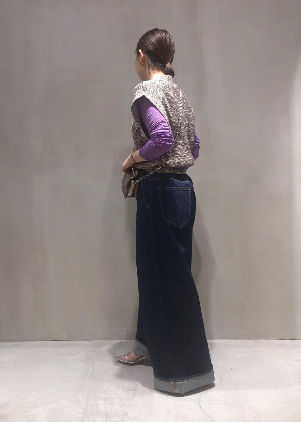 「メタリック、Baserange、ベースレンジ、NEEDBY、ニードバイ、ADAM ET ROPÉ、FEMME、骨格ウェーブ、イエベ、大人カジュアル、モード、秋、秋コーデ、23AW秋の新作、ニュアンスカラー」|「ADAM ET ROPE'の【サステナブル】ナロークロスストラップサンダル(サンダル、シルバー系)」を使った、SHOKOさん(レディース・159cm)の夏コーディネートの3枚目の写真