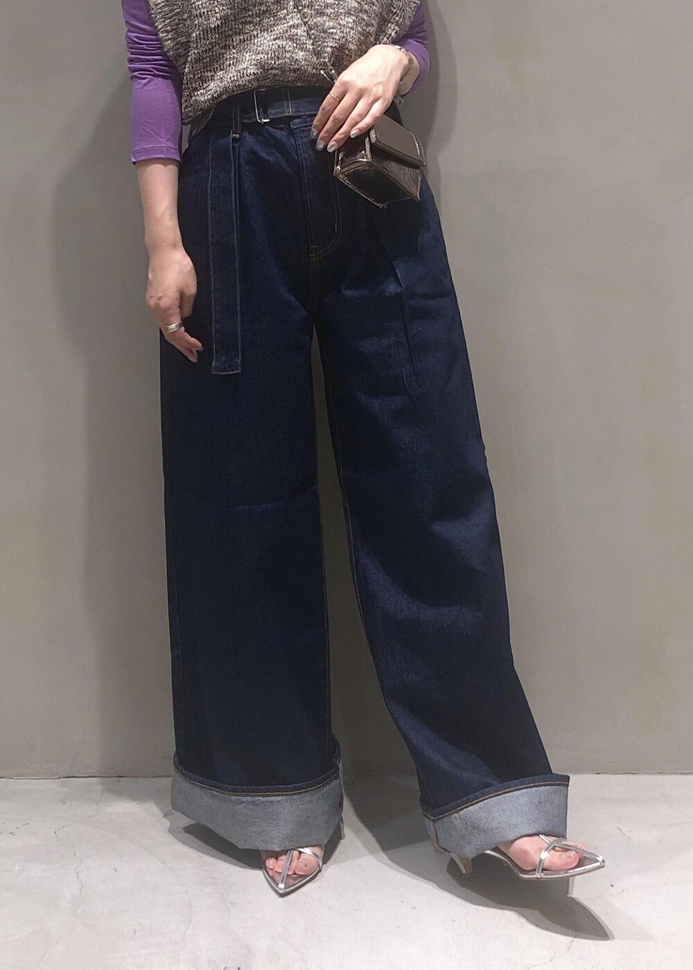 「メタリック、Baserange、ベースレンジ、NEEDBY、ニードバイ、ADAM ET ROPÉ、FEMME、骨格ウェーブ、イエベ、大人カジュアル、モード、秋、秋コーデ、23AW秋の新作、ニュアンスカラー」|「ADAM ET ROPE'の【サステナブル】ナロークロスストラップサンダル(サンダル、シルバー系)」を使った、SHOKOさん(レディース・159cm)の夏コーディネートの6枚目の写真