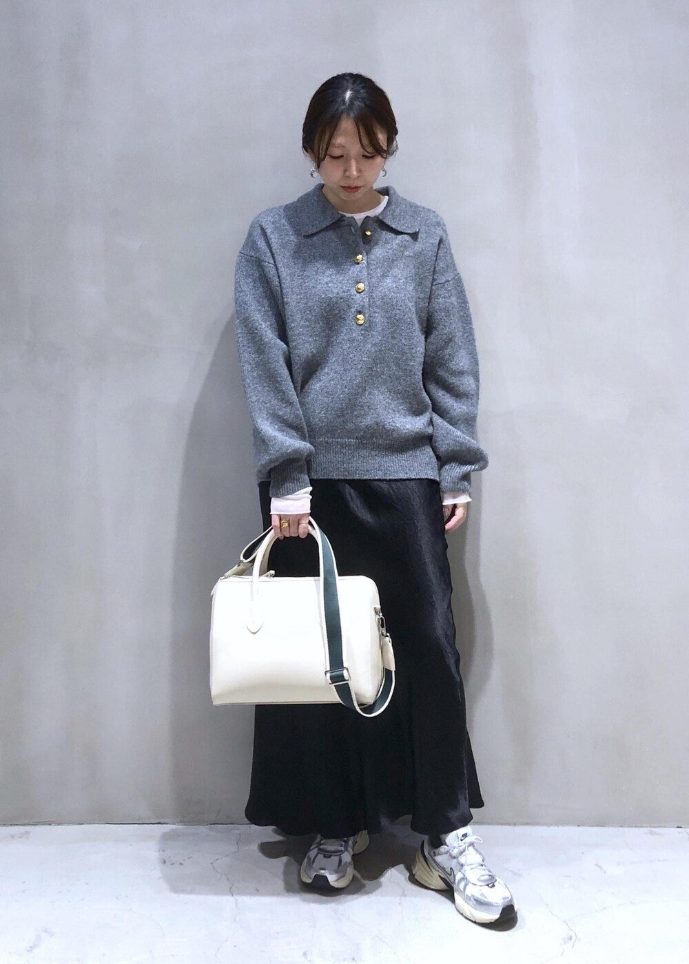 「ナイキ、初春コーデ、冬コーデ、デートコーデ、大人カジュアル、シンプルコーデ、きれいめコーデ、ADAM ET ROPÉ、ウェーブ、イエベ春、敏感、トップス、ニット/セーター、スカート、バッグ」｜「ADAM ET ROPE'のポロシャツニットプルオーバー（ニット/セーター、グレー系）」を使った、SHOKOさん（レディース・159cm）の冬コーディネートの2枚目の写真