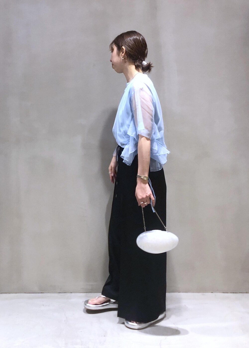 「スティーヌゴヤ、STINE GOYA、チュール、五分袖、24SS夏の新作、パンツ、サンダル、Tシャツ、カットソー、半袖、ADAM ET ROPÉ、FEMME、骨格ウェーブ、イエベ、大人カジュアル」｜「ADAM ET ROPE'の【環境配慮】ブライトツイルイージースラックス（スラックス、ブラック系）」を使った、SHOKOさん（レディース・159cm）の春コーディネートの2枚目の写真